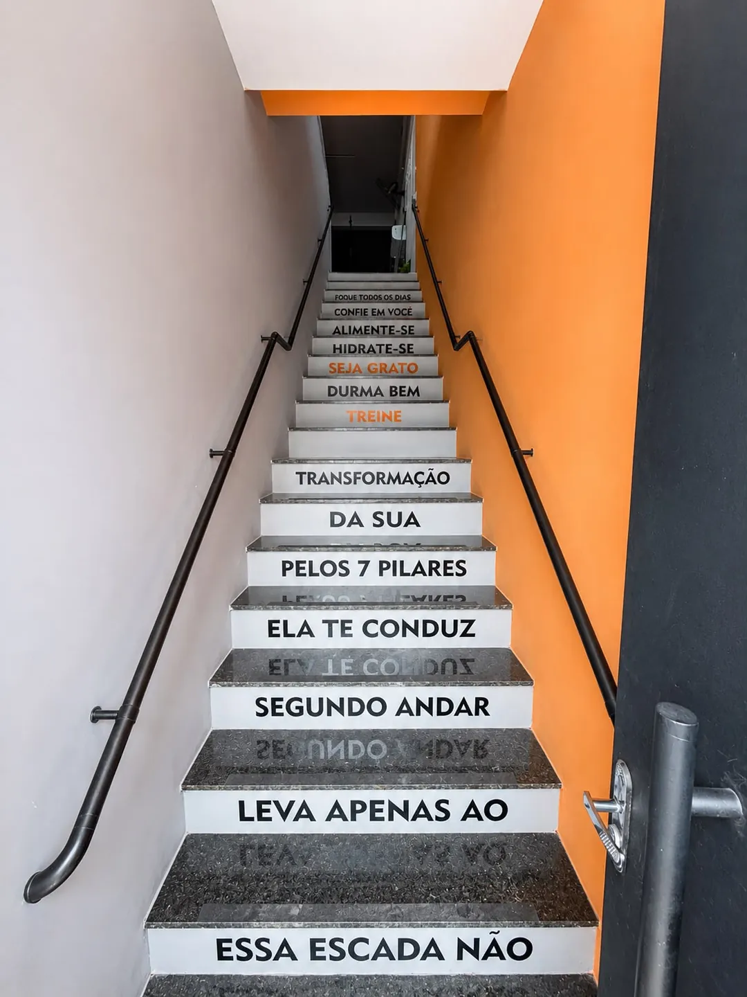 Escada do studio com frases nos degraus